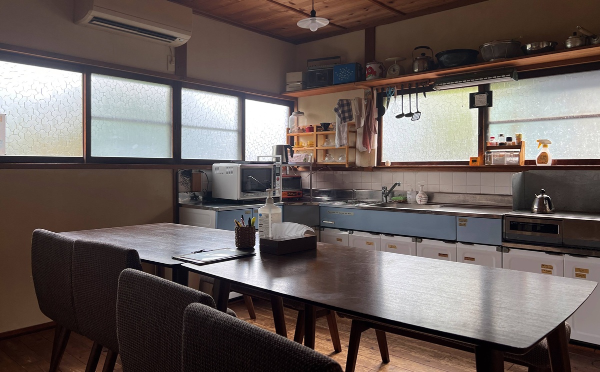 住進瀨戶內海藝術直島的生活光影！像朋友家一樣溫暖的古民家｜瀨戶內海自由行住宿推薦 直島本村青年旅宿   路地と灯り／Guest House Roji to Akari @。CJ夫人。