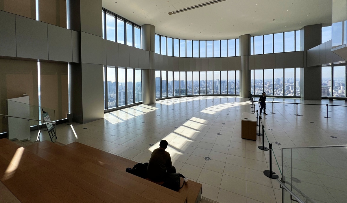 東京第一高樓的早晨，把東京鐵塔拉近到眼前｜東京港區麻布台之丘 森 JP Tower 33 樓的景觀咖啡廳 Hill House Sky Room Caf&eacute; & Bar @。CJ夫人。