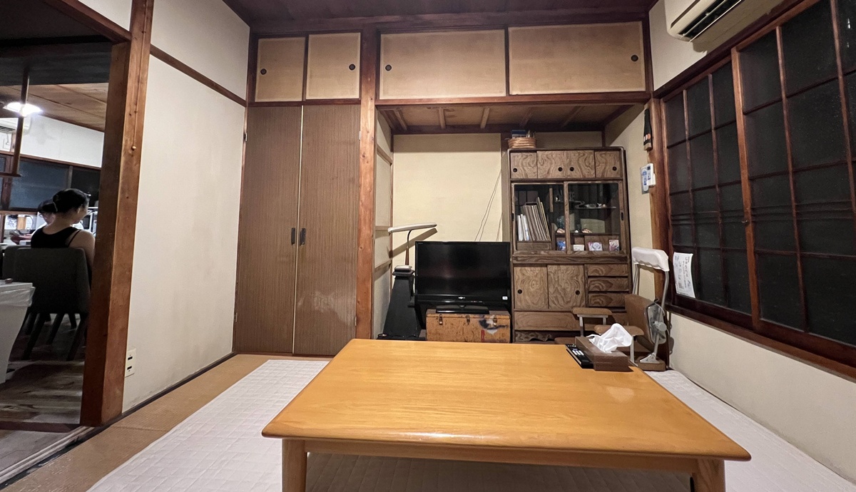 住進瀨戶內海藝術直島的生活光影！像朋友家一樣溫暖的古民家｜瀨戶內海自由行住宿推薦 直島本村青年旅宿   路地と灯り／Guest House Roji to Akari @。CJ夫人。