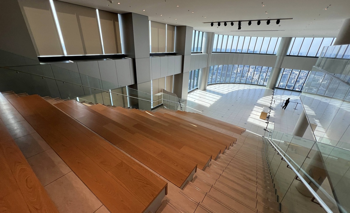 東京第一高樓的早晨，把東京鐵塔拉近到眼前｜東京港區麻布台之丘 森 JP Tower 33 樓的景觀咖啡廳 Hill House Sky Room Caf&eacute; & Bar @。CJ夫人。