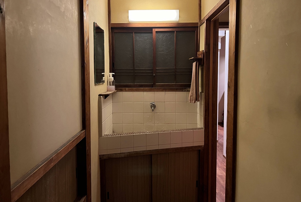 住進瀨戶內海藝術直島的生活光影！像朋友家一樣溫暖的古民家｜瀨戶內海自由行住宿推薦 直島本村青年旅宿   路地と灯り／Guest House Roji to Akari @。CJ夫人。