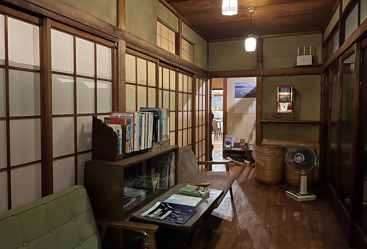 住進瀨戶內海藝術直島的生活光影！像朋友家一樣溫暖的古民家｜瀨戶內海自由行住宿推薦 直島本村青年旅宿   路地と灯り／Guest House Roji to Akari @。CJ夫人。