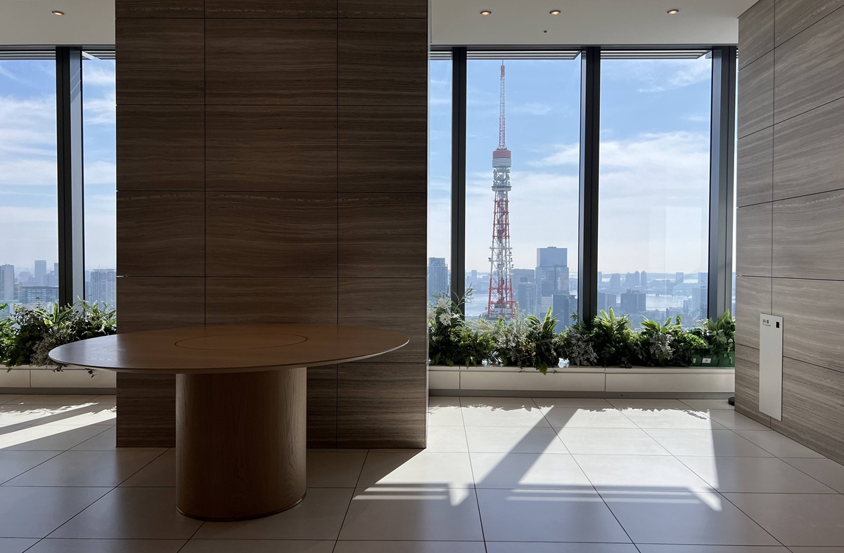 東京第一高樓的早晨，把東京鐵塔拉近到眼前｜東京港區麻布台之丘 森 JP Tower 33 樓的景觀咖啡廳 Hill House Sky Room Caf&eacute; & Bar @。CJ夫人。