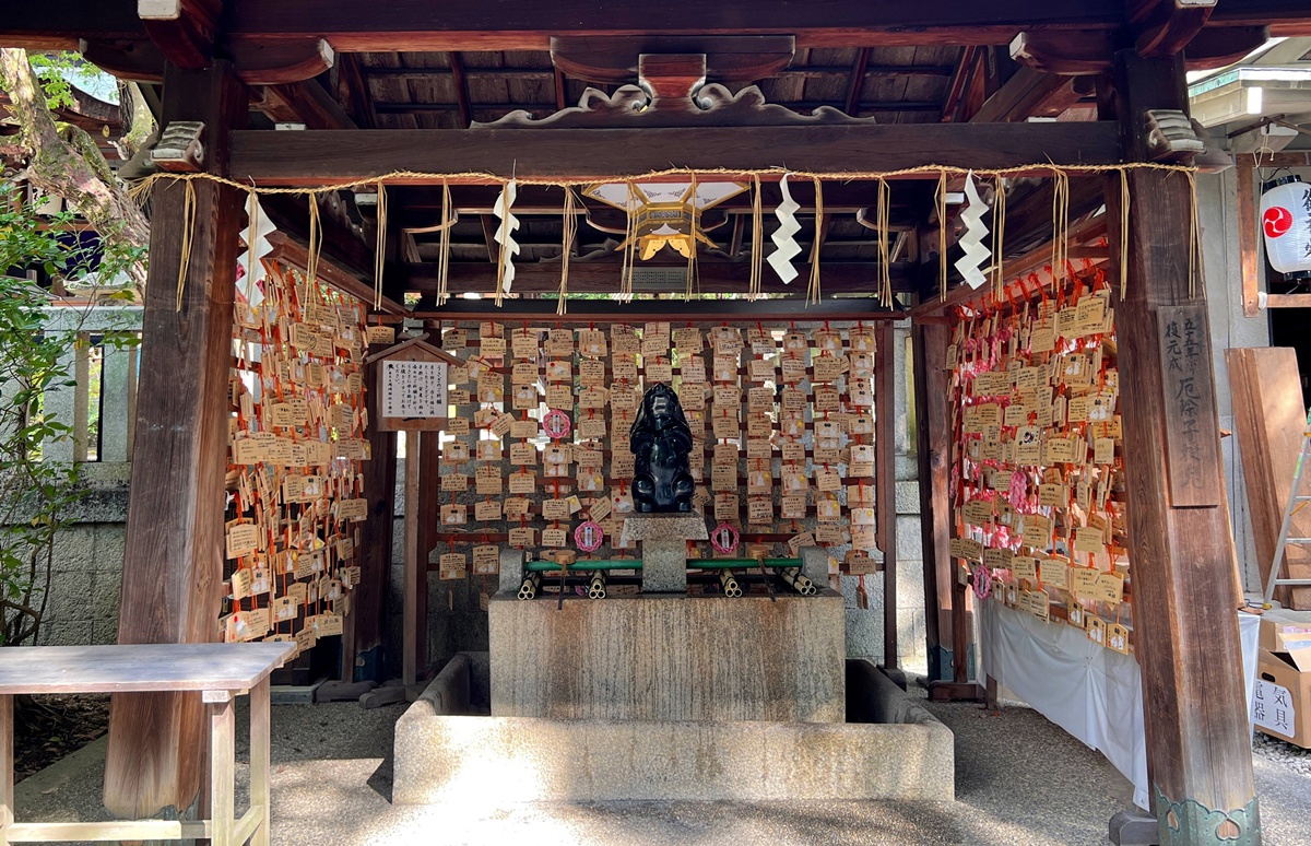 京都東山最可愛神社！被石兔使者包圍的祈福聖地，戀愛、懷孕、家庭幸福一次祈願｜京都東天王岡崎神社 @。CJ夫人。