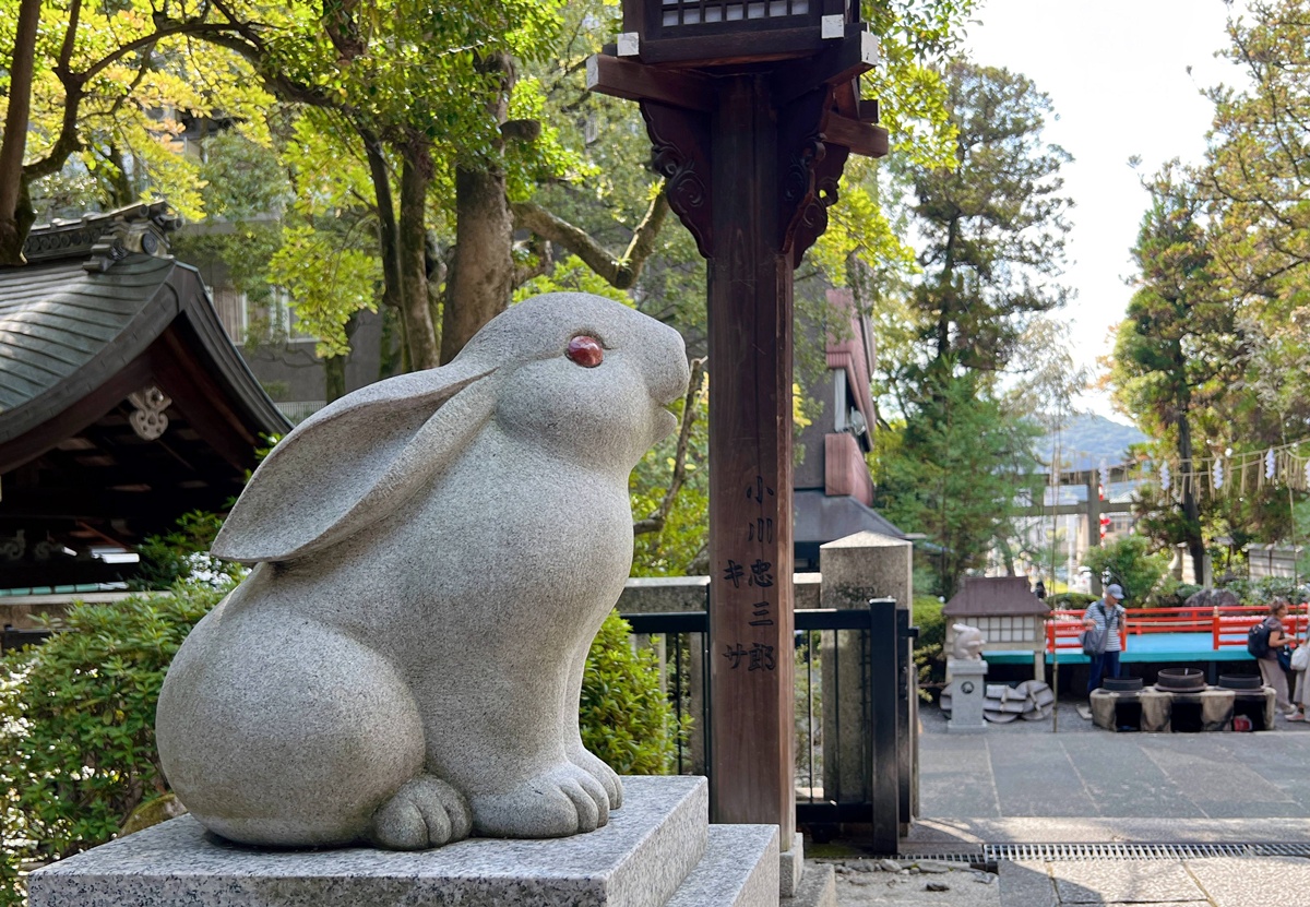 京都東山最可愛神社！被石兔使者包圍的祈福聖地，戀愛、懷孕、家庭幸福一次祈願｜京都東天王岡崎神社 @。CJ夫人。
