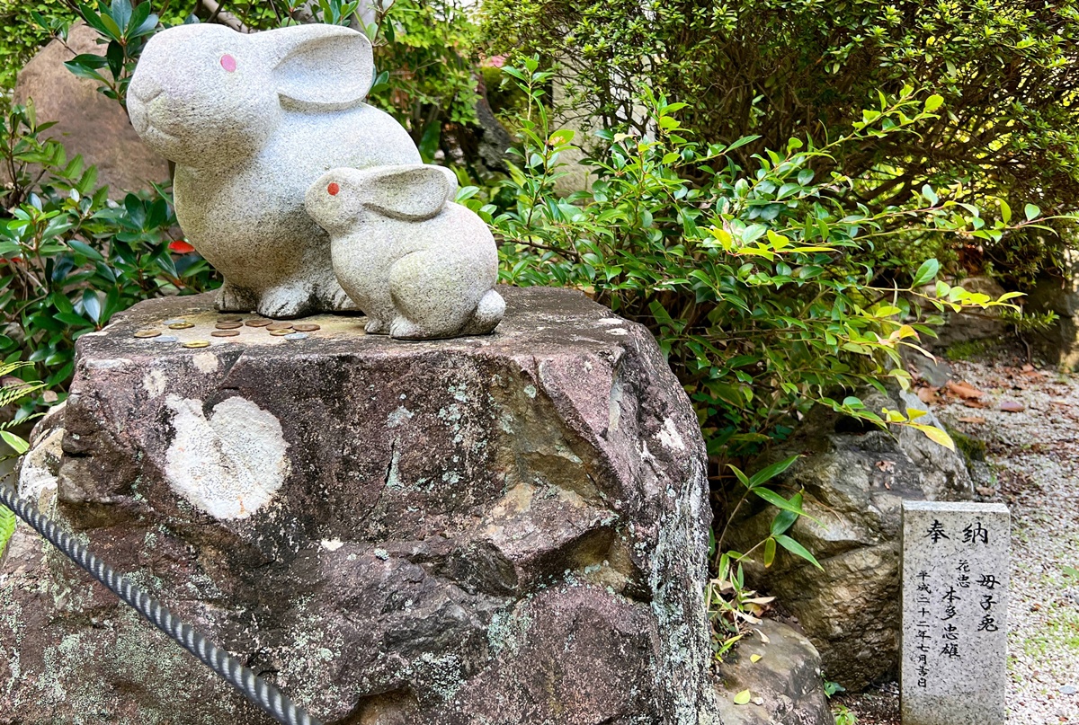 京都東山最可愛神社！被石兔使者包圍的祈福聖地，戀愛、懷孕、家庭幸福一次祈願｜京都東天王岡崎神社 @。CJ夫人。
