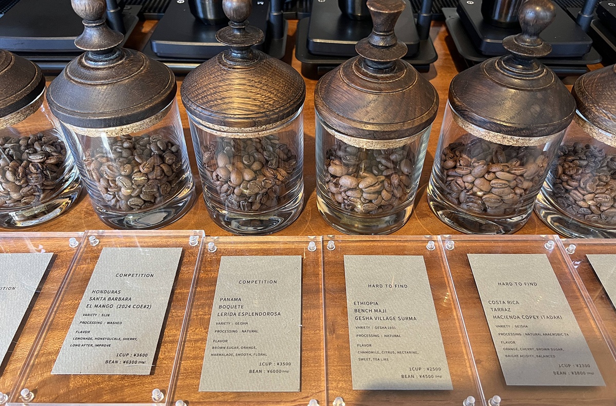 一杯一豆的極簡實驗室！在神保町，喝一杯清澈到有點冒犯的極淺焙咖啡｜東京精品咖啡推薦 GLITCH COFFEE & ROASTERS 東京神保町發跡店 @。CJ夫人。