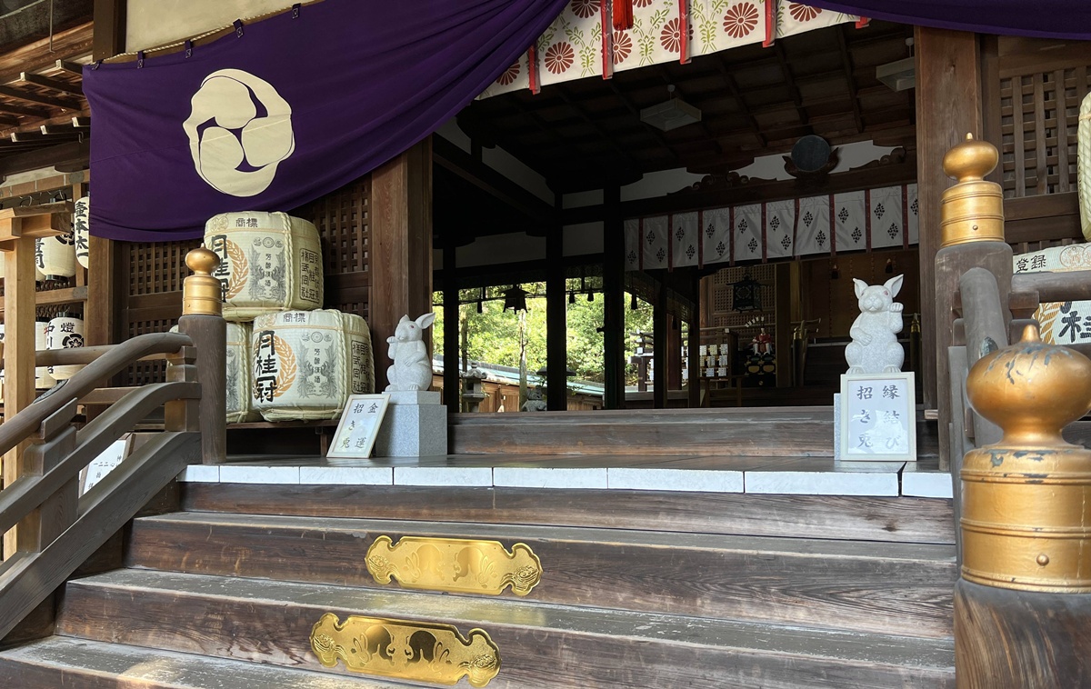 京都東山最可愛神社！被石兔使者包圍的祈福聖地，戀愛、懷孕、家庭幸福一次祈願｜京都東天王岡崎神社 @。CJ夫人。