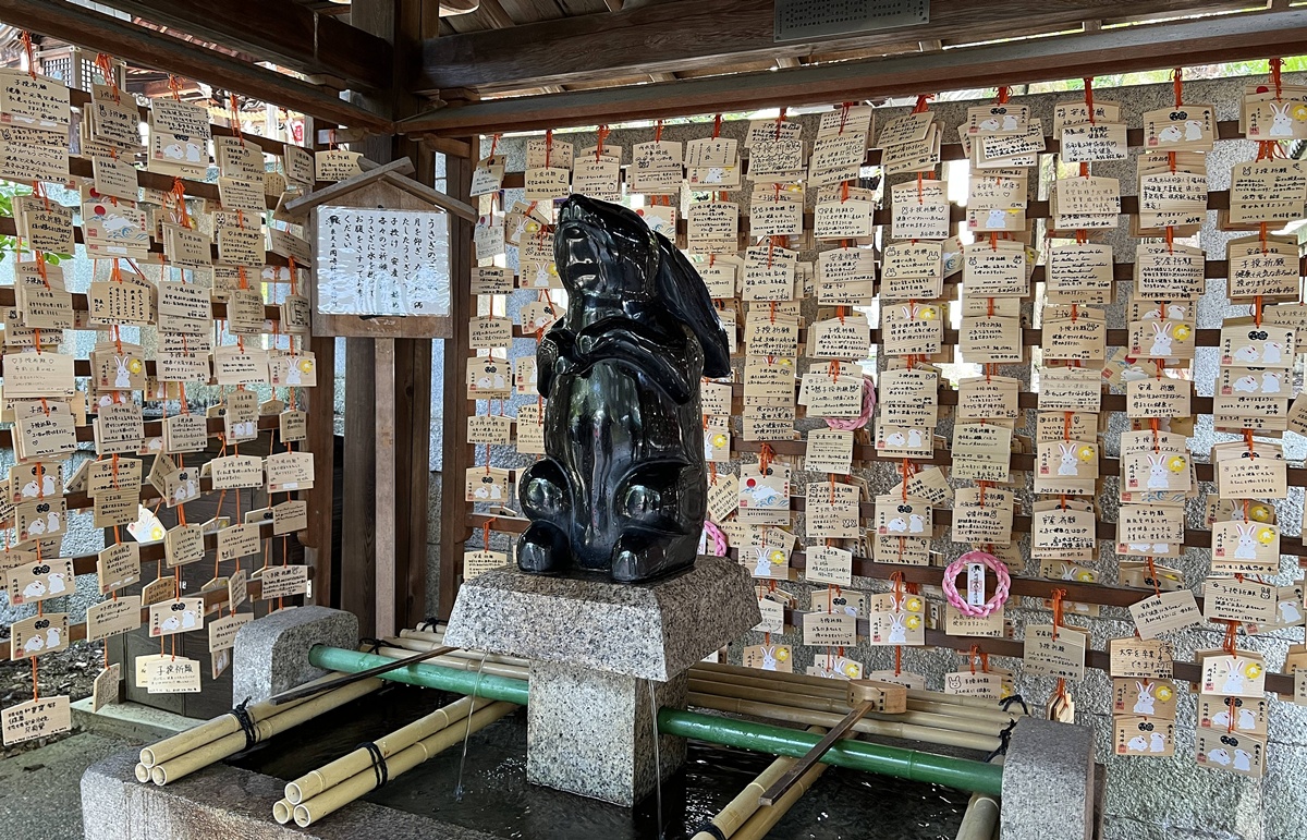 京都東山最可愛神社！被石兔使者包圍的祈福聖地，戀愛、懷孕、家庭幸福一次祈願｜京都東天王岡崎神社 @。CJ夫人。