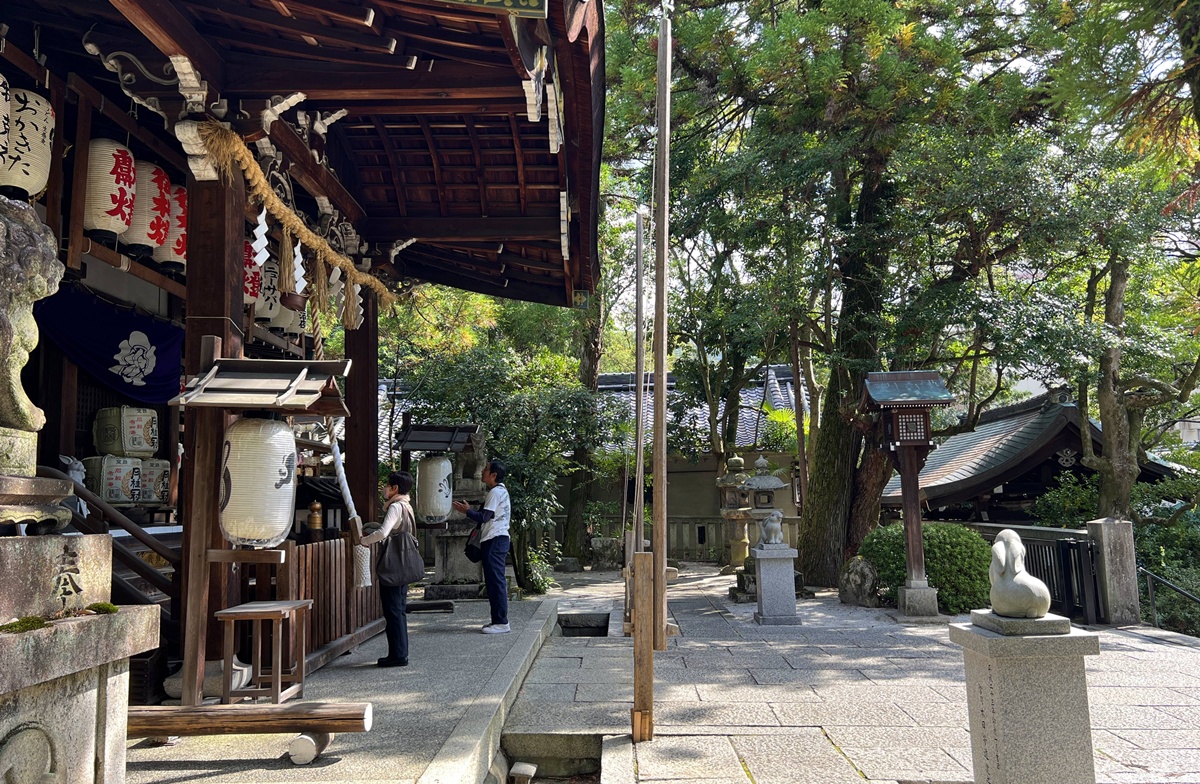 京都東山最可愛神社！被石兔使者包圍的祈福聖地，戀愛、懷孕、家庭幸福一次祈願｜京都東天王岡崎神社 @。CJ夫人。