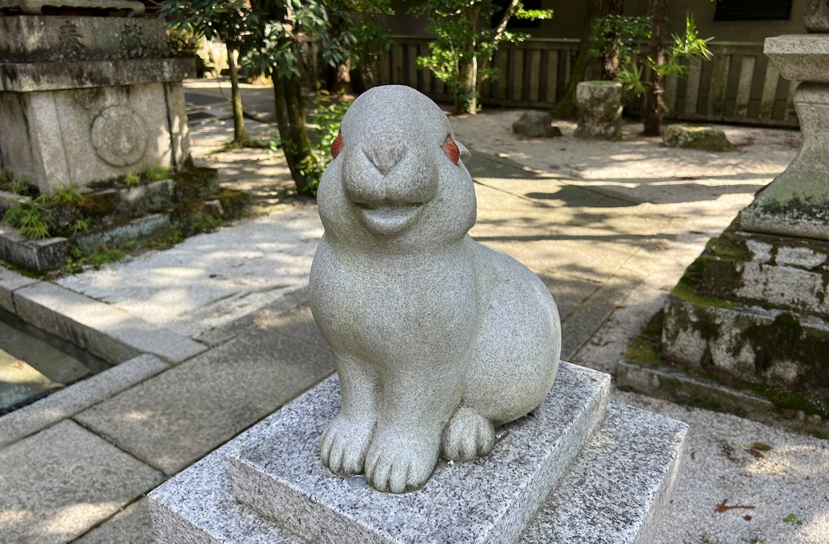 京都東山最可愛神社！被石兔使者包圍的祈福聖地，戀愛、懷孕、家庭幸福一次祈願｜京都東天王岡崎神社 @。CJ夫人。