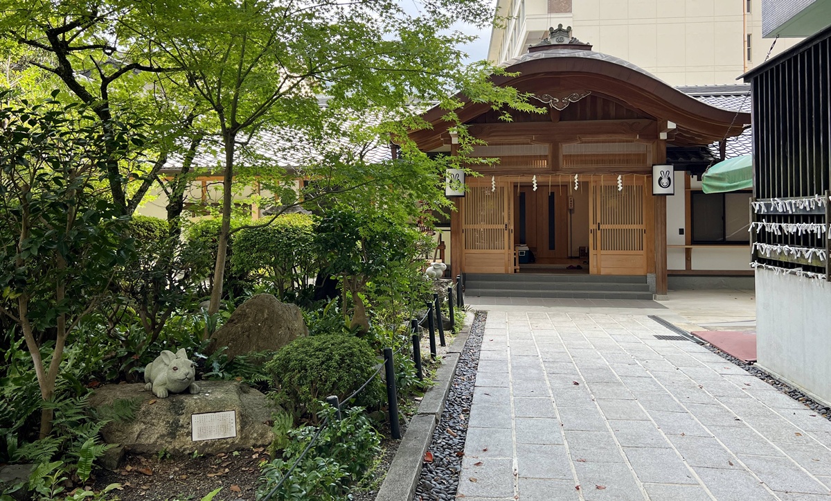 京都東山最可愛神社！被石兔使者包圍的祈福聖地，戀愛、懷孕、家庭幸福一次祈願｜京都東天王岡崎神社 @。CJ夫人。