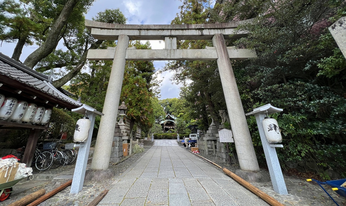 京都東山最可愛神社！被石兔使者包圍的祈福聖地，戀愛、懷孕、家庭幸福一次祈願｜京都東天王岡崎神社 @。CJ夫人。