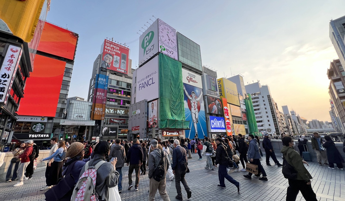 我在心齋橋這間星巴克等你。大阪新手自由行最容易約錯的心齋橋星巴克與推薦集合地點攻略。如果你有朋友即將去大阪，一定要把這篇貼給他。 @。CJ夫人。
