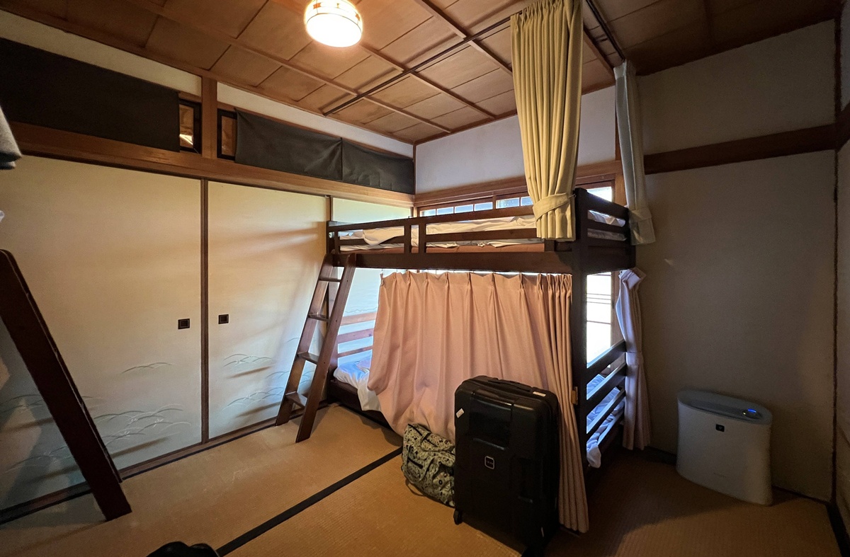 住進瀨戶內海藝術直島的生活光影！像朋友家一樣溫暖的古民家｜瀨戶內海自由行住宿推薦 直島本村青年旅宿   路地と灯り／Guest House Roji to Akari @。CJ夫人。