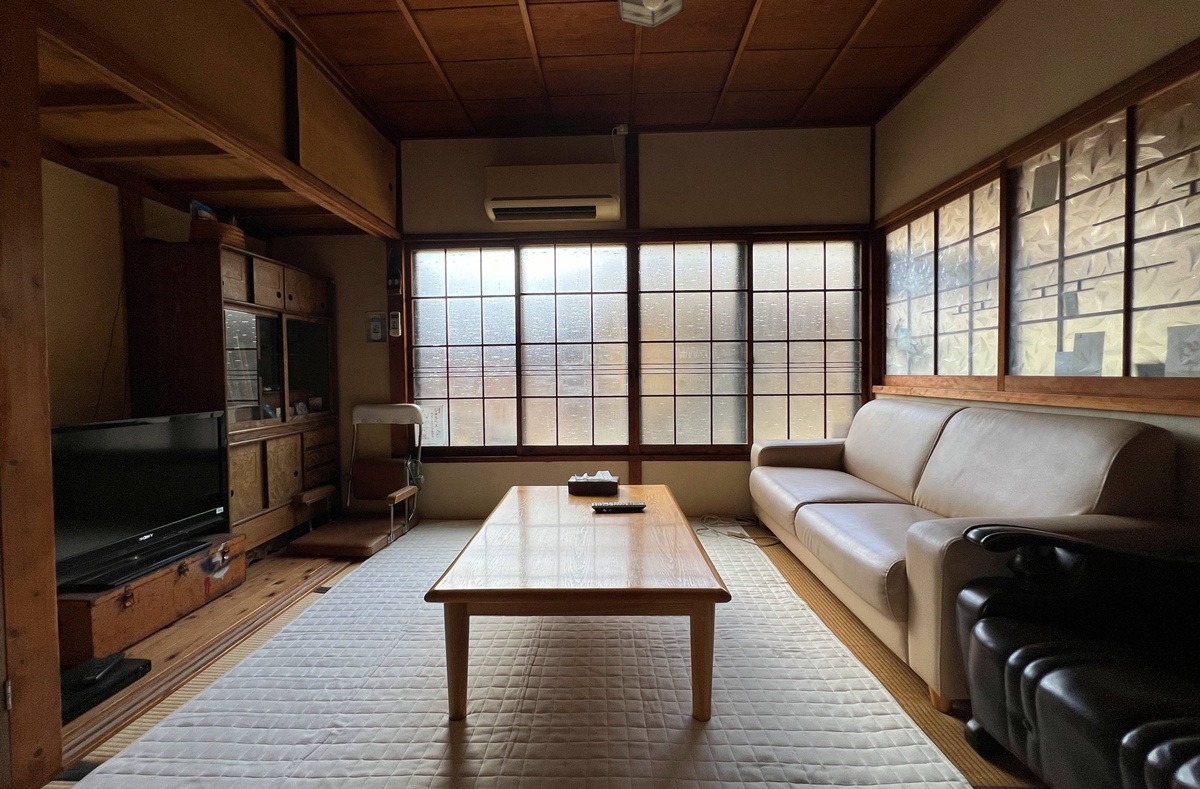 住進瀨戶內海藝術直島的生活光影！像朋友家一樣溫暖的古民家｜瀨戶內海自由行住宿推薦 直島本村青年旅宿   路地と灯り／Guest House Roji to Akari @。CJ夫人。