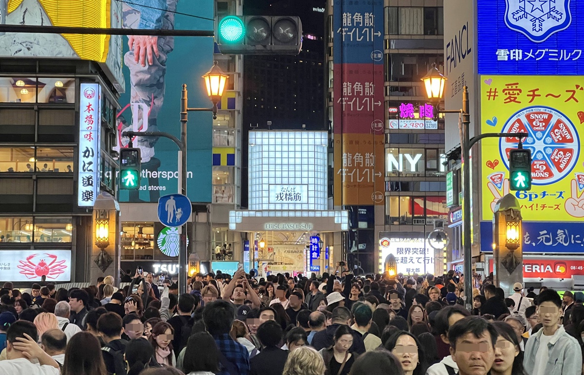 我在心齋橋這間星巴克等你。大阪新手自由行最容易約錯的心齋橋星巴克與推薦集合地點攻略。如果你有朋友即將去大阪，一定要把這篇貼給他。 @。CJ夫人。