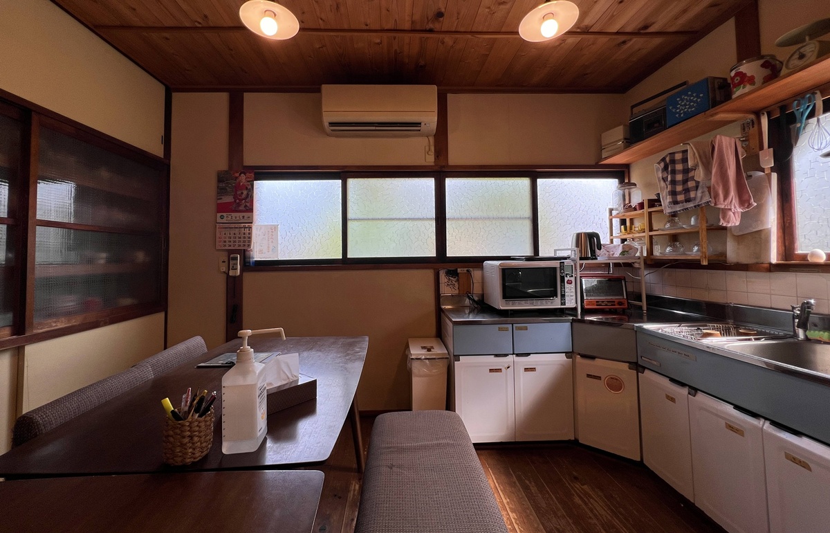 住進瀨戶內海藝術直島的生活光影！像朋友家一樣溫暖的古民家｜瀨戶內海自由行住宿推薦 直島本村青年旅宿   路地と灯り／Guest House Roji to Akari @。CJ夫人。