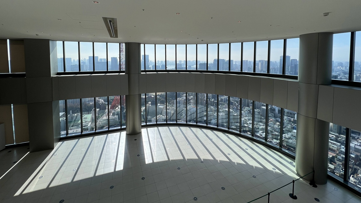 東京第一高樓的早晨，把東京鐵塔拉近到眼前｜東京港區麻布台之丘 森 JP Tower 33 樓的景觀咖啡廳 Hill House Sky Room Caf&eacute; & Bar @。CJ夫人。