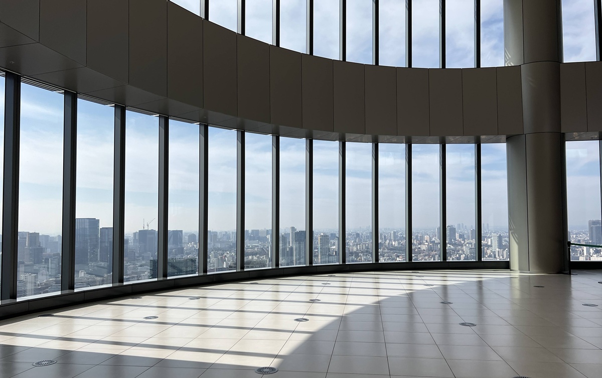 東京第一高樓的早晨，把東京鐵塔拉近到眼前｜東京港區麻布台之丘 森 JP Tower 33 樓的景觀咖啡廳 Hill House Sky Room Caf&eacute; & Bar @。CJ夫人。