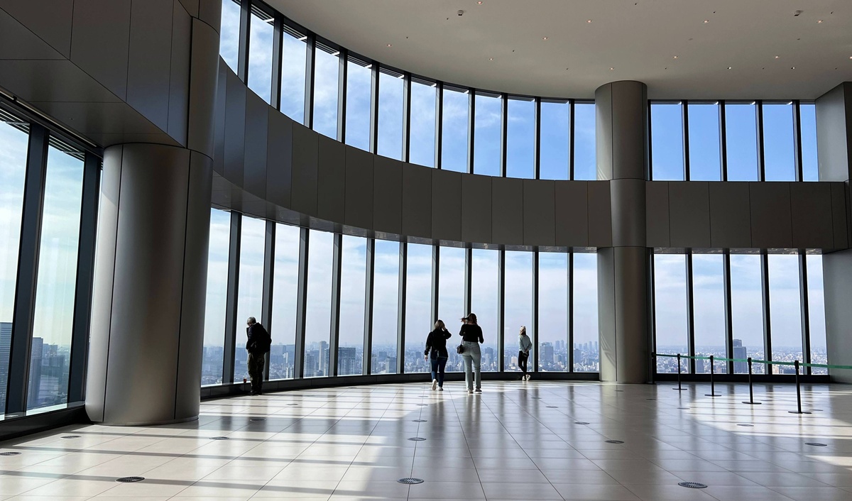 東京第一高樓的早晨，把東京鐵塔拉近到眼前｜東京港區麻布台之丘 森 JP Tower 33 樓的景觀咖啡廳 Hill House Sky Room Caf&eacute; & Bar @。CJ夫人。