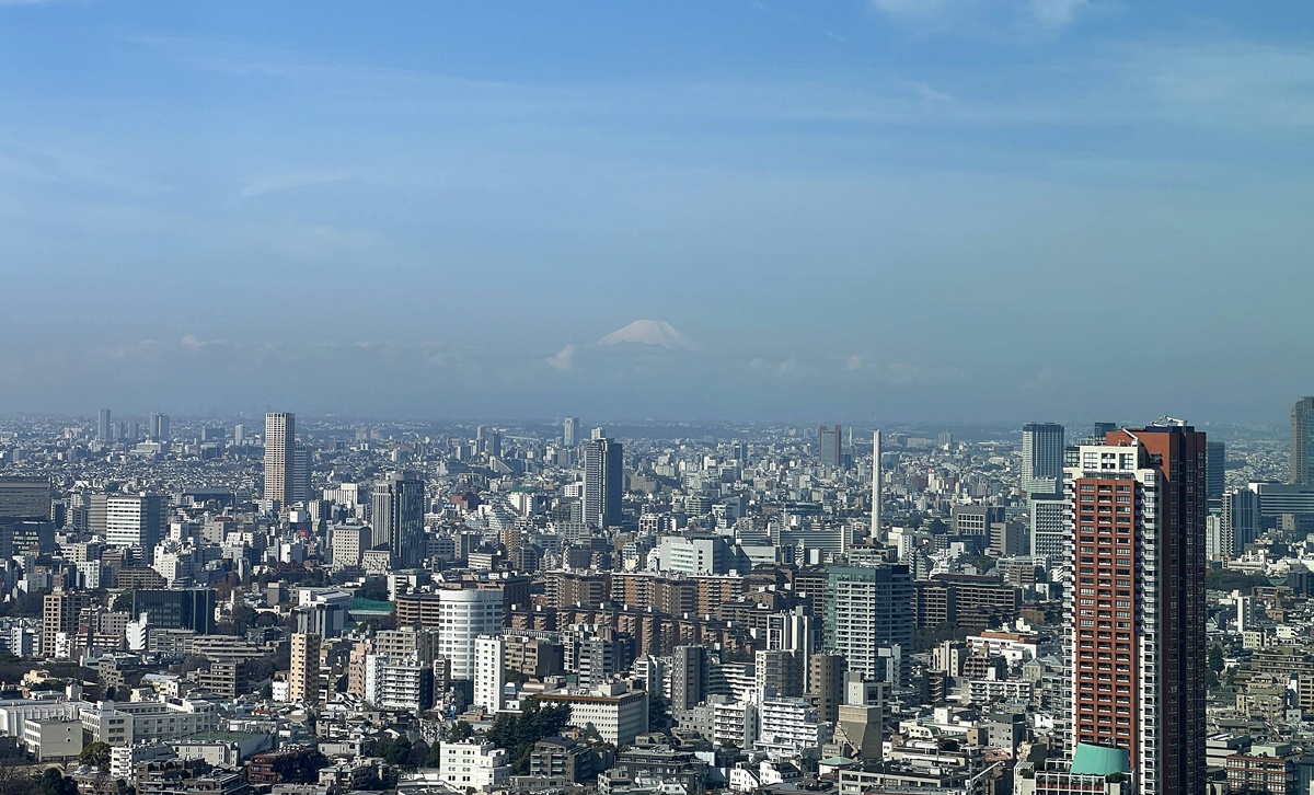 東京第一高樓的早晨，把東京鐵塔拉近到眼前｜東京港區麻布台之丘 森 JP Tower 33 樓的景觀咖啡廳 Hill House Sky Room Caf&eacute; & Bar @。CJ夫人。