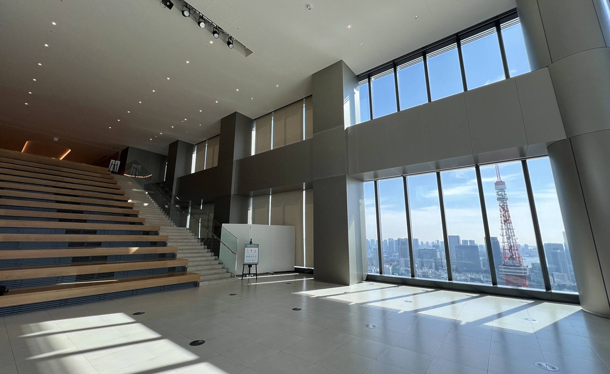 東京第一高樓的早晨，把東京鐵塔拉近到眼前｜東京港區麻布台之丘 森 JP Tower 33 樓的景觀咖啡廳 Hill House Sky Room Caf&eacute; & Bar @。CJ夫人。