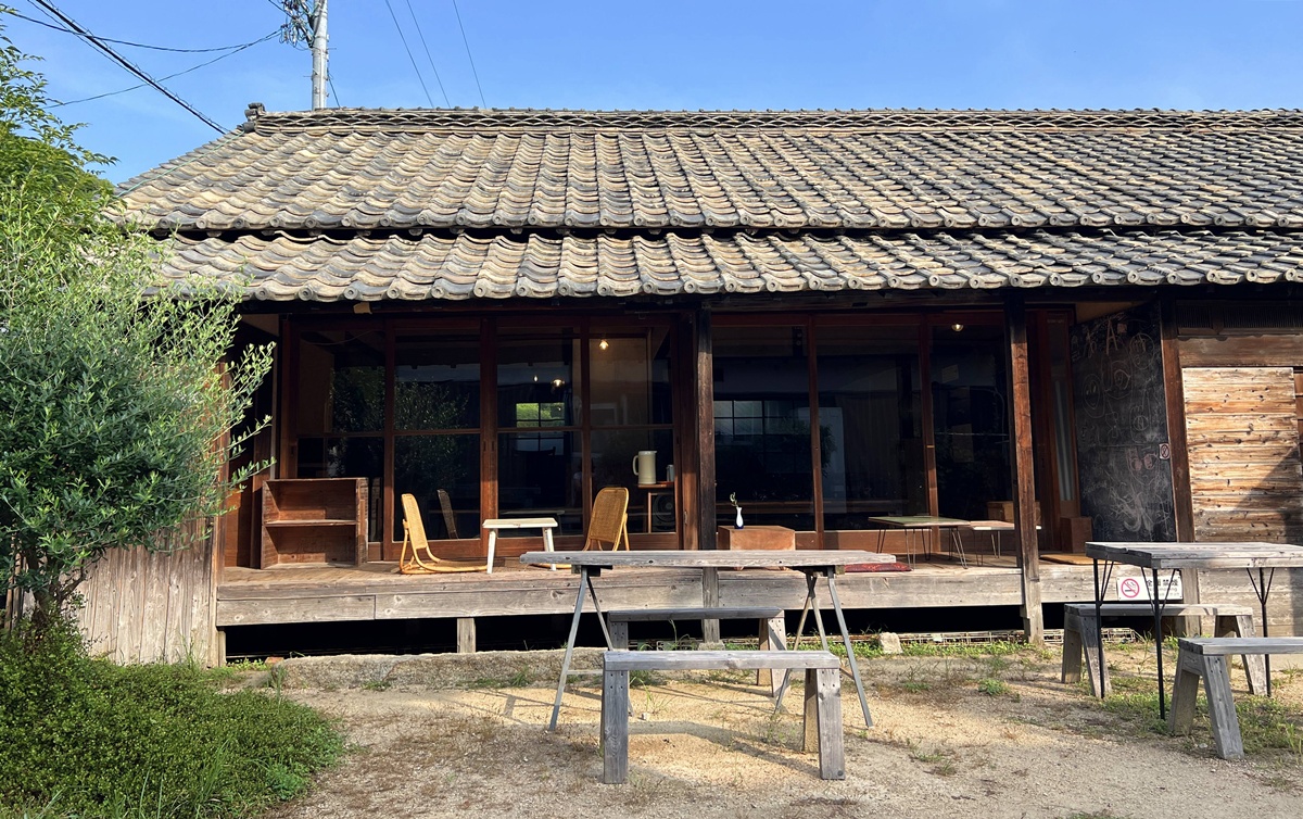 住進瀨戶內海藝術直島的生活光影！像朋友家一樣溫暖的古民家｜瀨戶內海自由行住宿推薦 直島本村青年旅宿   路地と灯り／Guest House Roji to Akari @。CJ夫人。