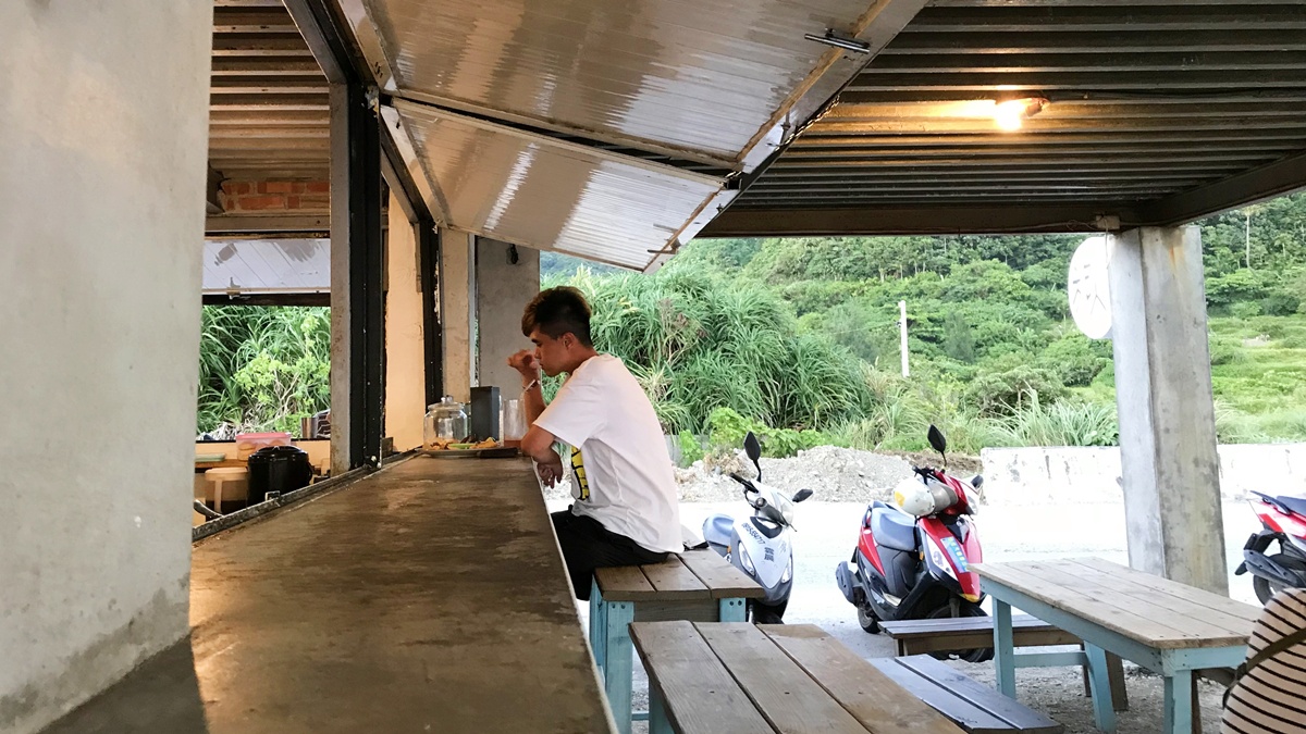 海風、日落、第一顆星！我在漁人部落的蘭嶼旅人 Rover，等過八代灣從金色到深藍的那段時間 @。CJ夫人。