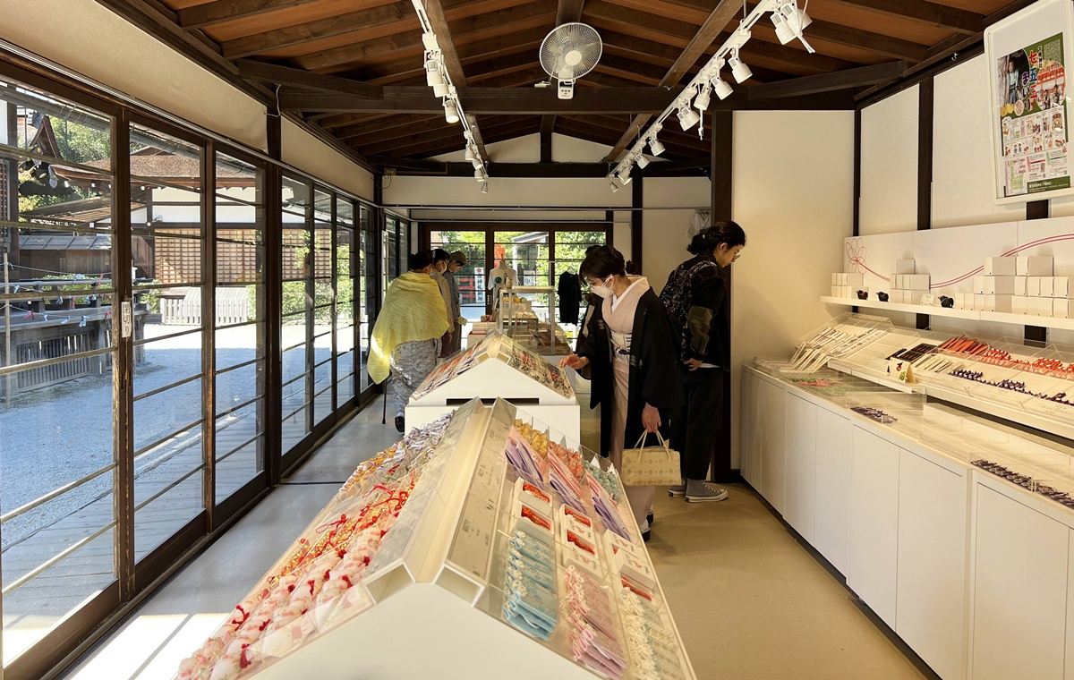 京都糺之森的綠，的確與其他森林不太一樣｜京都神社推薦 賀茂御祖神社（下鴨神社）參拜指南與糺之森療癒散策 @。CJ夫人。