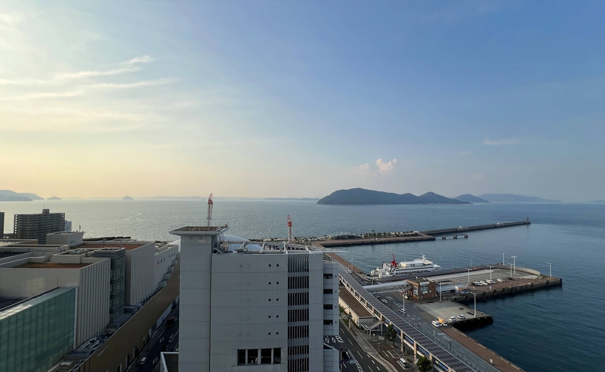 停靠再出發！專為瀨戶內海跳島旅行而生的最佳中繼與無敵海景居所｜瀨戶內海藝術祭高松港住宿推薦 JR 飯店 Clement，竟然暑假平日雙人海景客房只要12700日圓有找 @。CJ夫人。