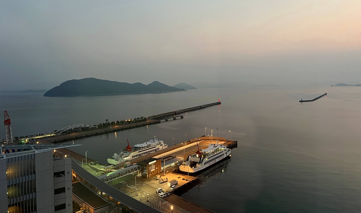 停靠再出發！專為瀨戶內海跳島旅行而生的最佳中繼與無敵海景居所｜瀨戶內海藝術祭高松港住宿推薦 JR 飯店 Clement，竟然暑假平日雙人海景客房只要12700日圓有找 @。CJ夫人。