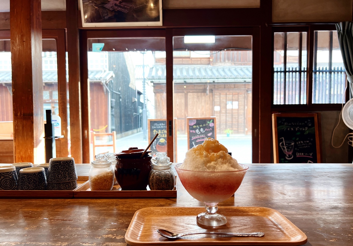 一顆白桃，如何讓岡山變成夏天限定的日本旅行目的地！又見白桃女王佔領岡山時，恭迎白桃果昔、白桃刨冰、白桃芭菲及白桃甜點到來吧！ @。CJ夫人。
