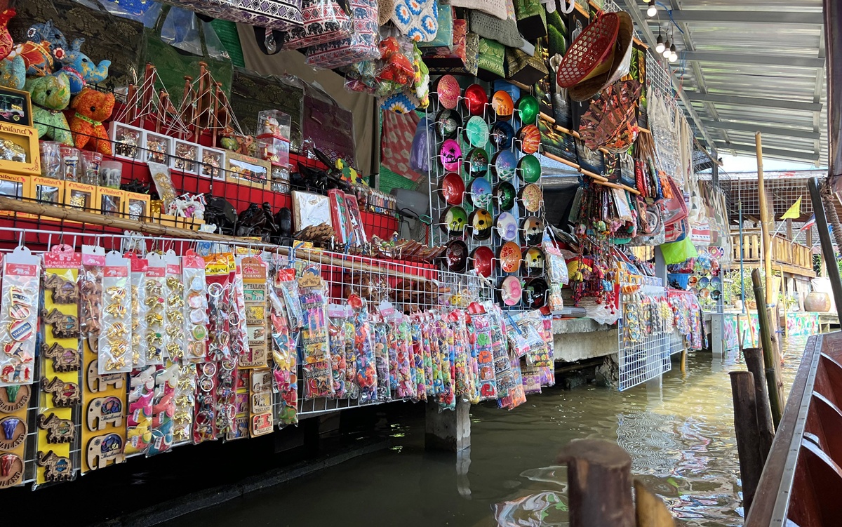 讓色彩、氣味與聲音同時發生感官衝擊的泰國水上市場！原來混亂也可以是一種很完整的美感｜KLOOK客路一日遊的丹嫩莎朵水上市場與老達叻水上市場 @。CJ夫人。