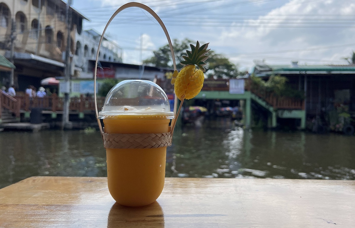 讓色彩、氣味與聲音同時發生感官衝擊的泰國水上市場！原來混亂也可以是一種很完整的美感｜KLOOK客路一日遊的丹嫩莎朵水上市場與老達叻水上市場 @。CJ夫人。