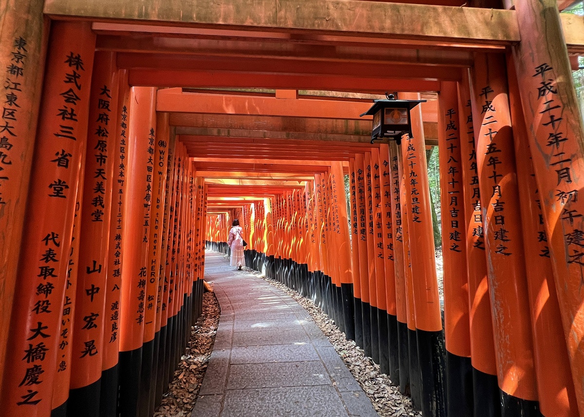從狐狸神使到千本鳥居，走進一座由願望堆疊而成的山｜京都自由行一定要來的伏見稻荷大社與8個最值得停留的風景 @。CJ夫人。