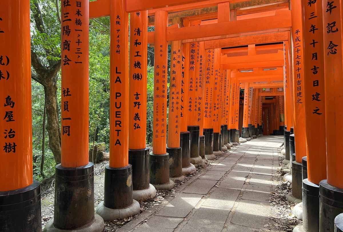 從狐狸神使到千本鳥居，走進一座由願望堆疊而成的山｜京都自由行一定要來的伏見稻荷大社與8個最值得停留的風景 @。CJ夫人。