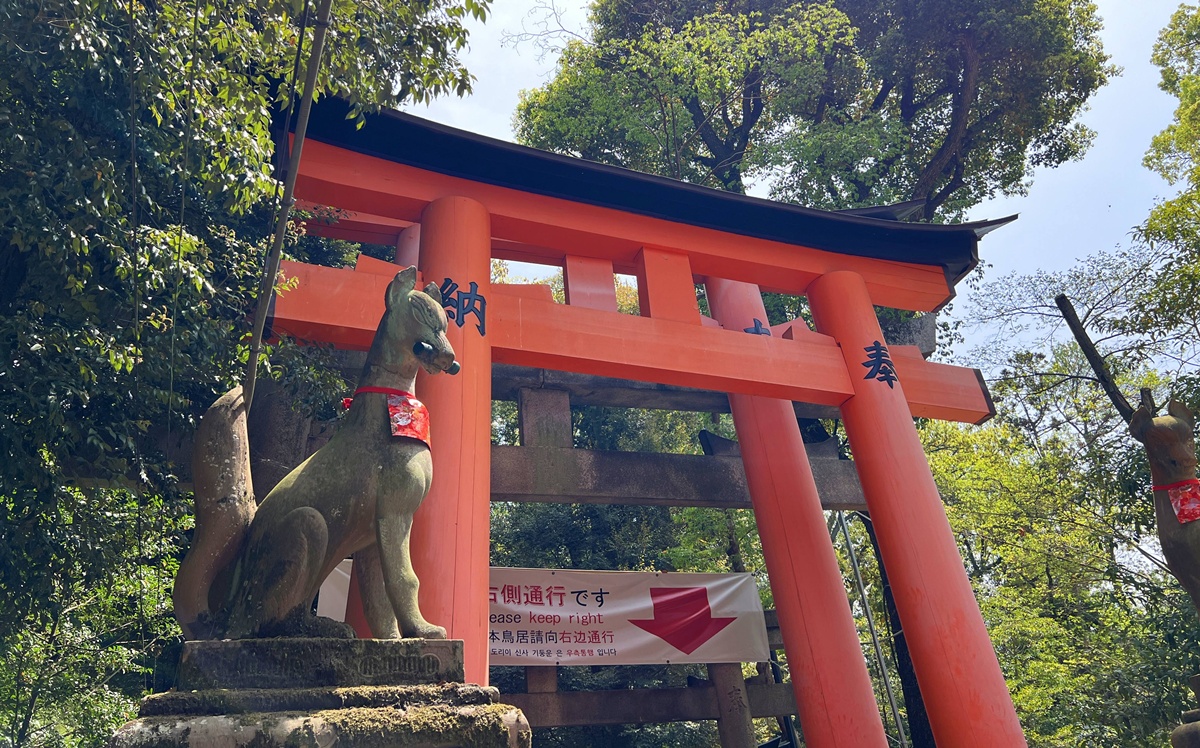 從狐狸神使到千本鳥居，走進一座由願望堆疊而成的山｜京都自由行一定要來的伏見稻荷大社與8個最值得停留的風景 @。CJ夫人。