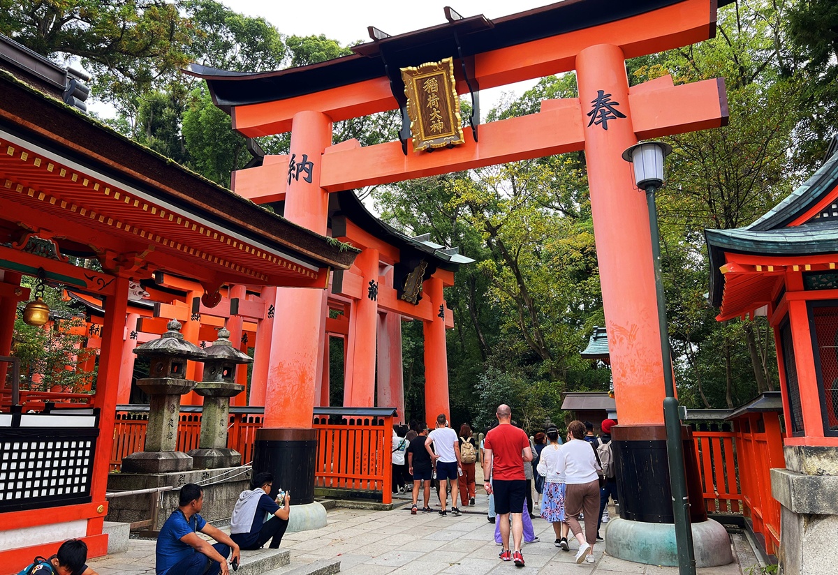 從狐狸神使到千本鳥居，走進一座由願望堆疊而成的山｜京都自由行一定要來的伏見稻荷大社與8個最值得停留的風景 @。CJ夫人。