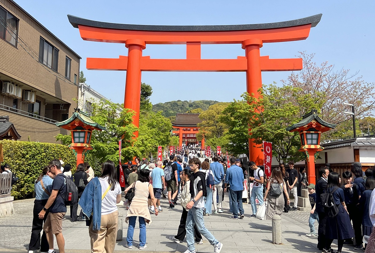 從狐狸神使到千本鳥居，走進一座由願望堆疊而成的山｜京都自由行一定要來的伏見稻荷大社與8個最值得停留的風景 @。CJ夫人。