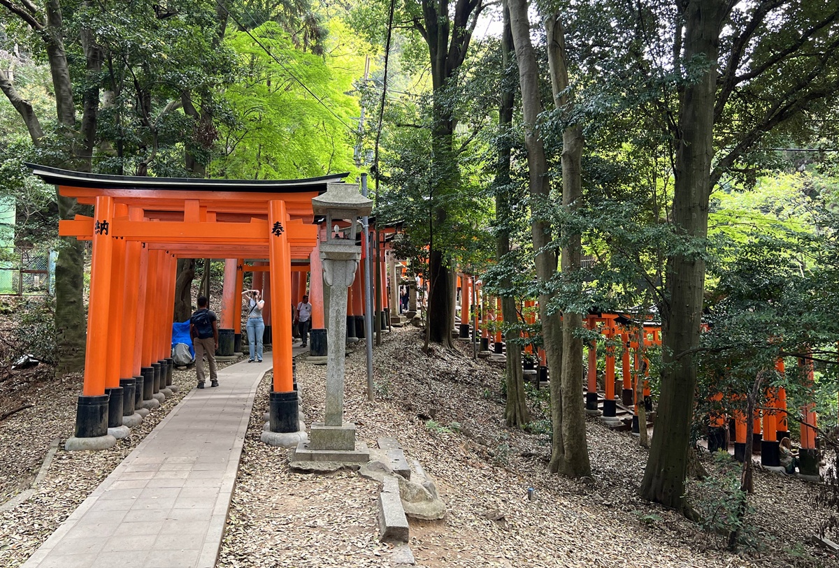 從狐狸神使到千本鳥居，走進一座由願望堆疊而成的山｜京都自由行一定要來的伏見稻荷大社與8個最值得停留的風景 @。CJ夫人。
