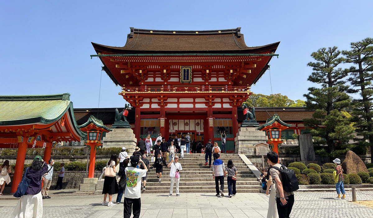 從狐狸神使到千本鳥居，走進一座由願望堆疊而成的山｜京都自由行一定要來的伏見稻荷大社與8個最值得停留的風景 @。CJ夫人。