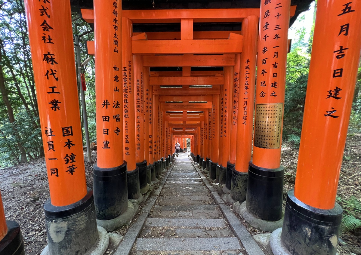 從狐狸神使到千本鳥居，走進一座由願望堆疊而成的山｜京都自由行一定要來的伏見稻荷大社與8個最值得停留的風景 @。CJ夫人。