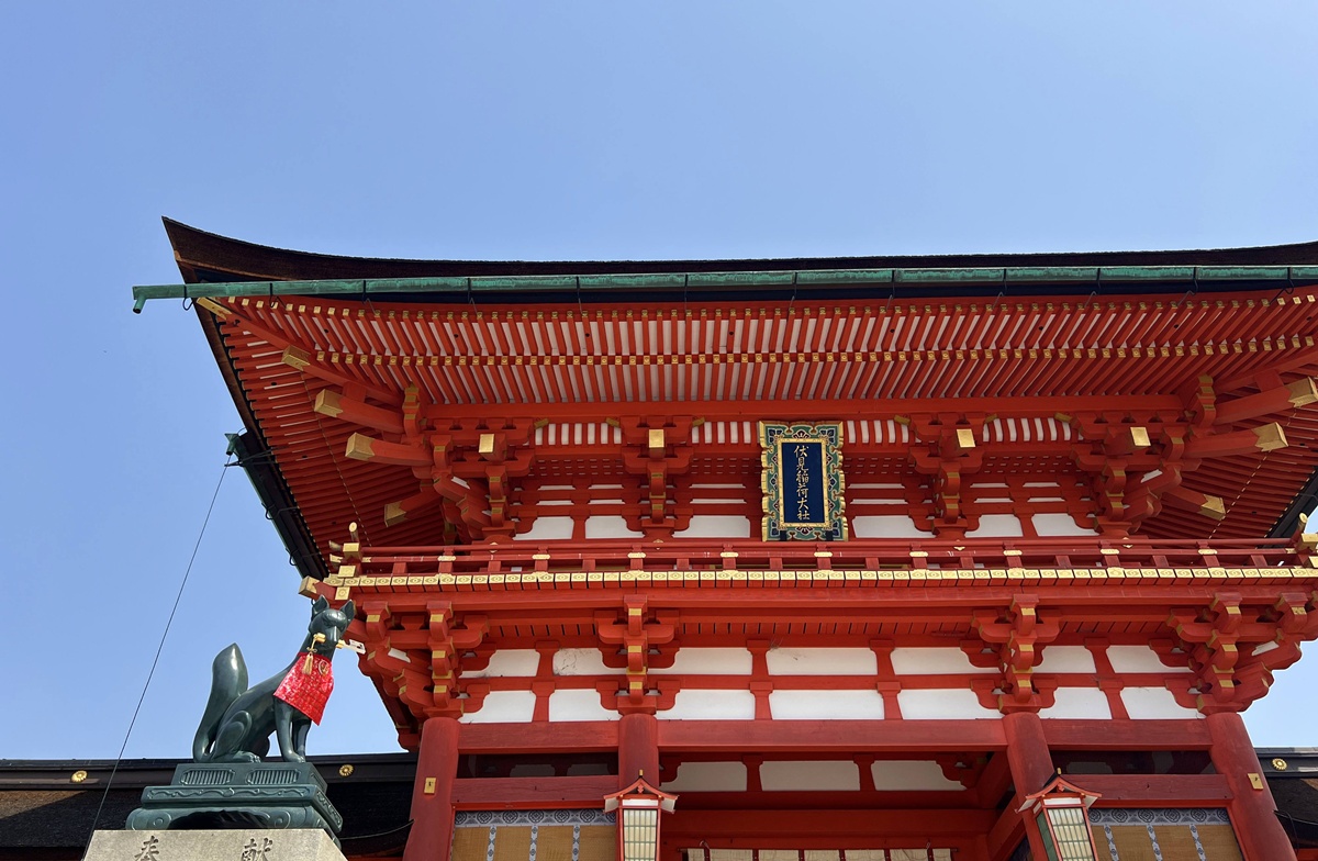 從狐狸神使到千本鳥居，走進一座由願望堆疊而成的山｜京都自由行一定要來的伏見稻荷大社與8個最值得停留的風景 @。CJ夫人。
