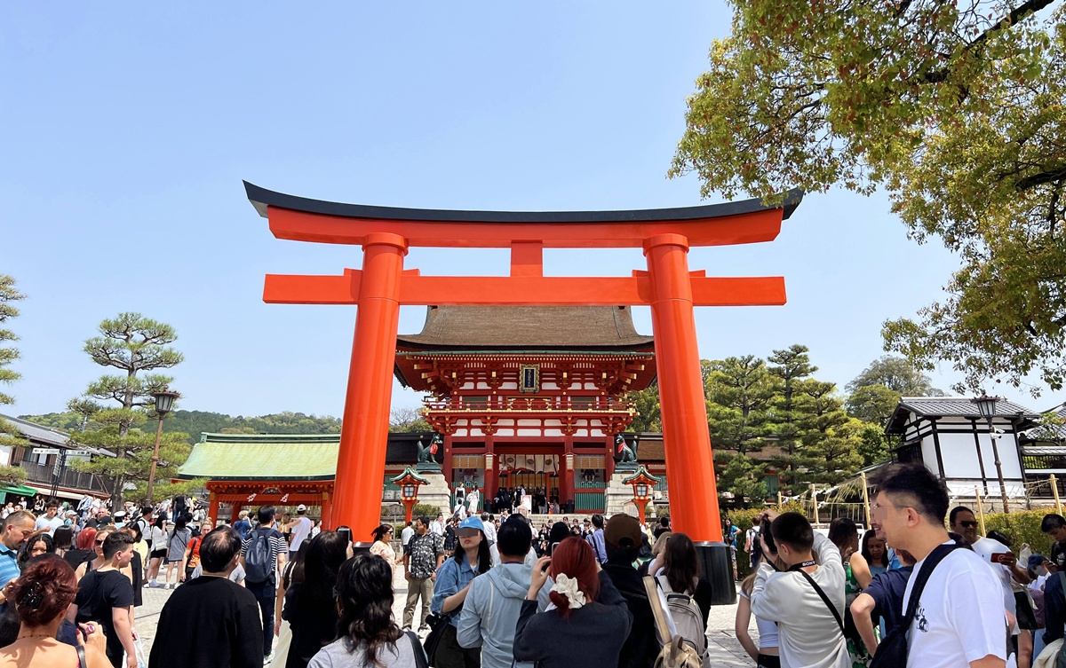 從狐狸神使到千本鳥居，走進一座由願望堆疊而成的山｜京都自由行一定要來的伏見稻荷大社與8個最值得停留的風景 @。CJ夫人。
