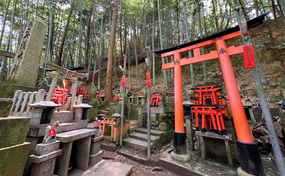 從狐狸神使到千本鳥居，走進一座由願望堆疊而成的山｜京都自由行一定要來的伏見稻荷大社與8個最值得停留的風景 @。CJ夫人。