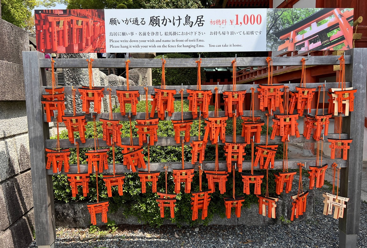 從狐狸神使到千本鳥居，走進一座由願望堆疊而成的山｜京都自由行一定要來的伏見稻荷大社與8個最值得停留的風景 @。CJ夫人。