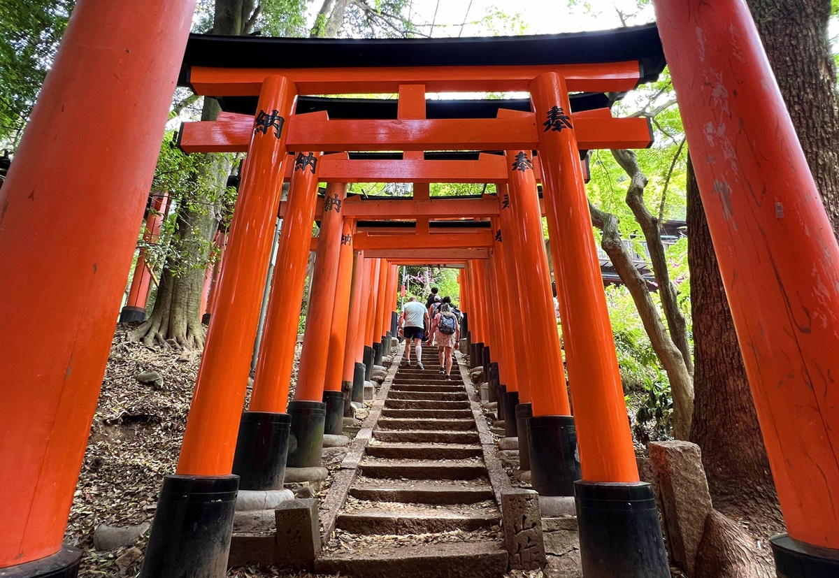 從狐狸神使到千本鳥居，走進一座由願望堆疊而成的山｜京都自由行一定要來的伏見稻荷大社與8個最值得停留的風景 @。CJ夫人。