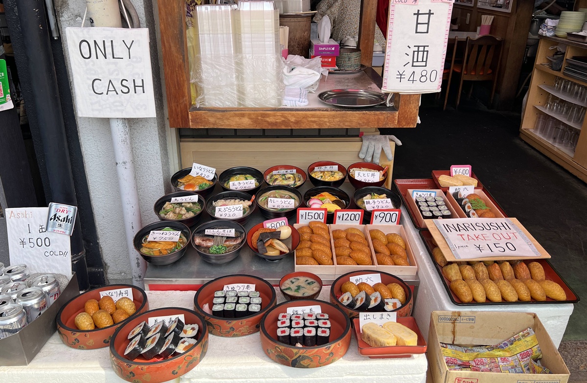 從狐狸神使到千本鳥居，走進一座由願望堆疊而成的山｜京都自由行一定要來的伏見稻荷大社與8個最值得停留的風景 @。CJ夫人。