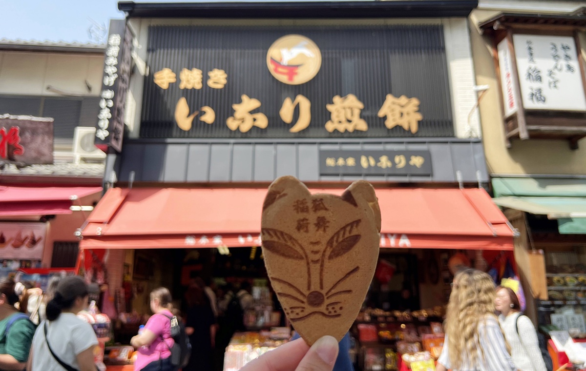 從狐狸神使到千本鳥居，走進一座由願望堆疊而成的山｜京都自由行一定要來的伏見稻荷大社與8個最值得停留的風景 @。CJ夫人。